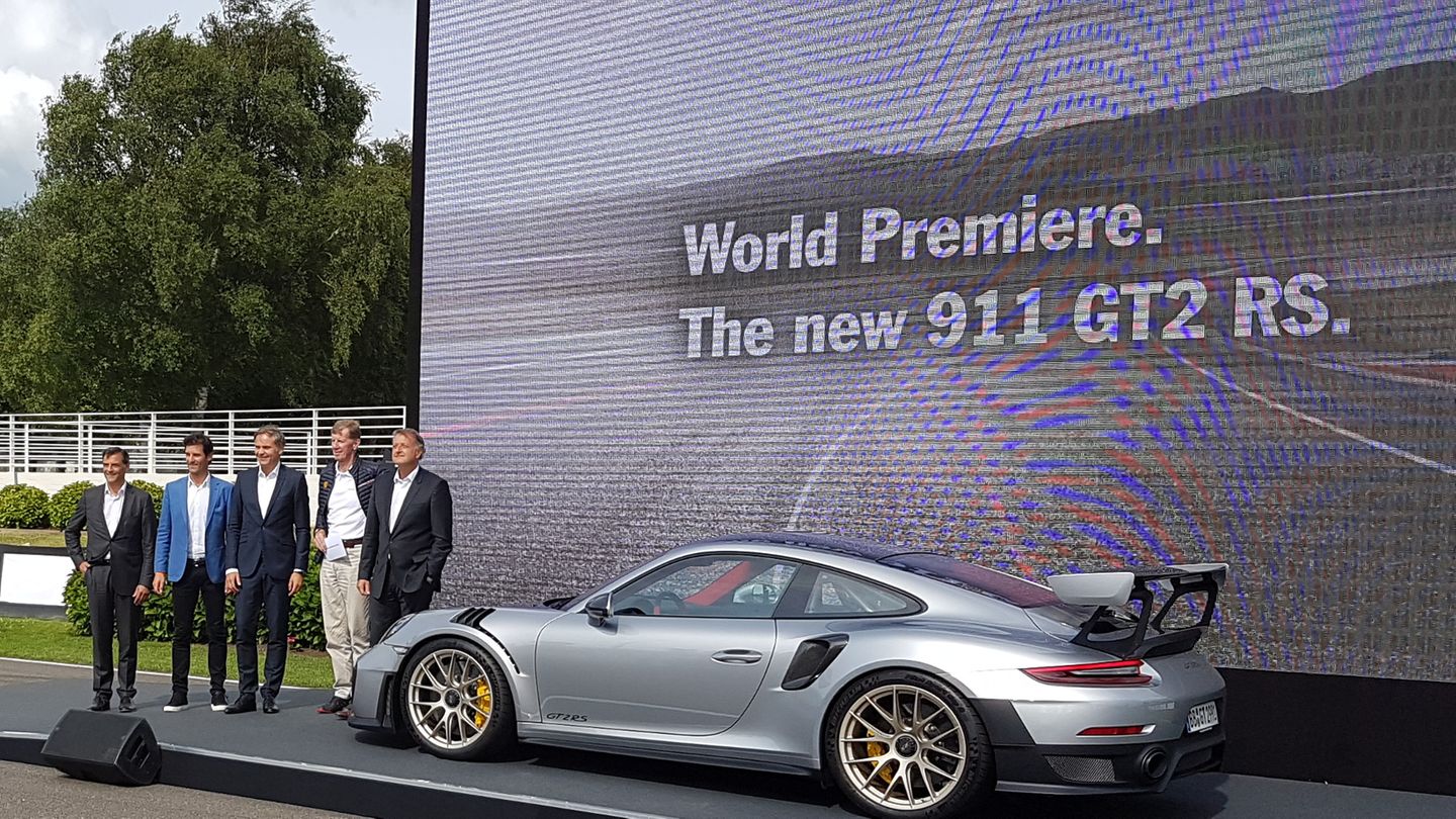 orsche nutzt das Goodwood Festival zur Weltpremiere des neuen 911 GT2 RS. Boss Holger Blume (Mitte) hat Rennlegende Walter Röhrl (2. v. rechts) und den ehemaligen Formel-1 Piloten Mark Webber (2. v. links) mitgebracht. 