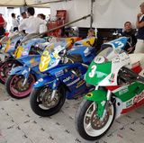 Motorräder finden besondere Beachtung beim Publikum. Neben Ducati, BMW und Honda ist Suzuki mit diversen Rennmaschinen am Start. 