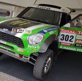Der Dakar-Sieger aus dem Jahr 2012 vom Team X-raid geht leider bei der Präsentation etwas unter. Schade, fuhr doch der berühmte Stephane Peterhansel in genau diesem Mini den Gesamtsieg quer durch Argentinien nach Chile und Peru ein. 