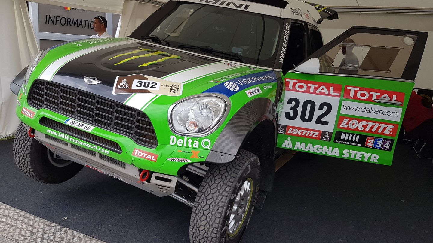 Der Dakar-Sieger aus dem Jahr 2012 vom Team X-raid geht leider bei der Präsentation etwas unter. Schade, fuhr doch der berühmte Stephane Peterhansel in genau diesem Mini den Gesamtsieg quer durch Argentinien nach Chile und Peru ein. 