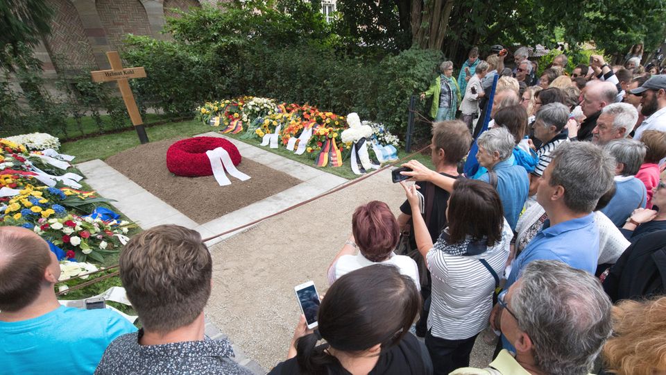 Hunderte Schaulustige drängen sich am Grab von Altkanzler Helmut Kohl in Speyer Hunderte Schaulustige drängen sich am Grab von Altkanzler Helmut Kohl in Speyer
