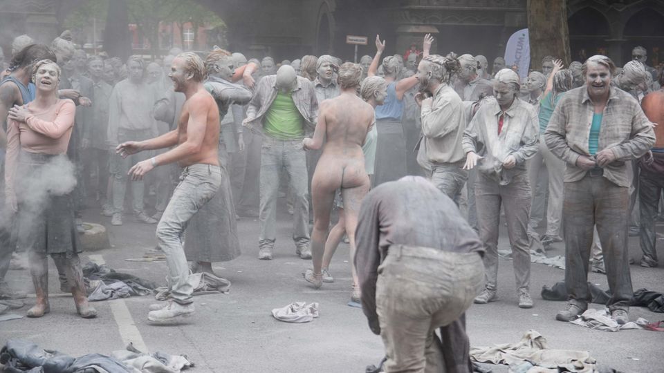 "1000 Gestalten": Kreativer Protest: The Walking Dead vs. G20