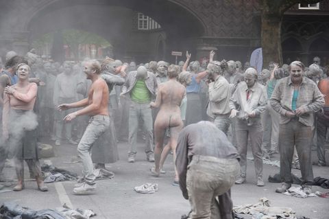 "1000 Gestalten": Kreativer Protest: The Walking Dead vs. G20