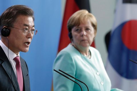 Südkoreas Präsident Moon Jae-in, Bundeskanzlerin Angela Merkel: In Sorge um den Frieden wegen Nordkorea