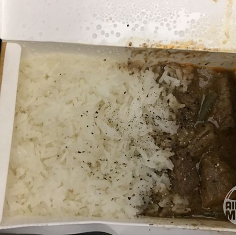Dieser Passagier flog von Brisbane nach Perth und bekam bei der Fluggesellschaft Virgin Australia diese Mahlzeit serviert: Reis mit unansehnlichem Fleisch. Der Passagier selbst betitelt das Essen als "Müll". 