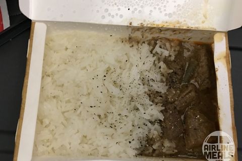 Dieser Passagier flog von Brisbane nach Perth und bekam bei der Fluggesellschaft Virgin Australia diese Mahlzeit serviert: Reis mit unansehnlichem Fleisch. Der Passagier selbst betitelt das Essen als "Müll". 