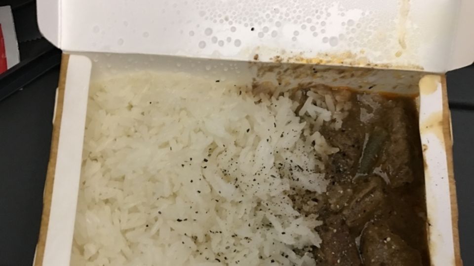 Dieser Passagier flog von Brisbane nach Perth und bekam bei der Fluggesellschaft Virgin Australia diese Mahlzeit serviert: Reis mit unansehnlichem Fleisch. Der Passagier selbst betitelt das Essen als "Müll". 