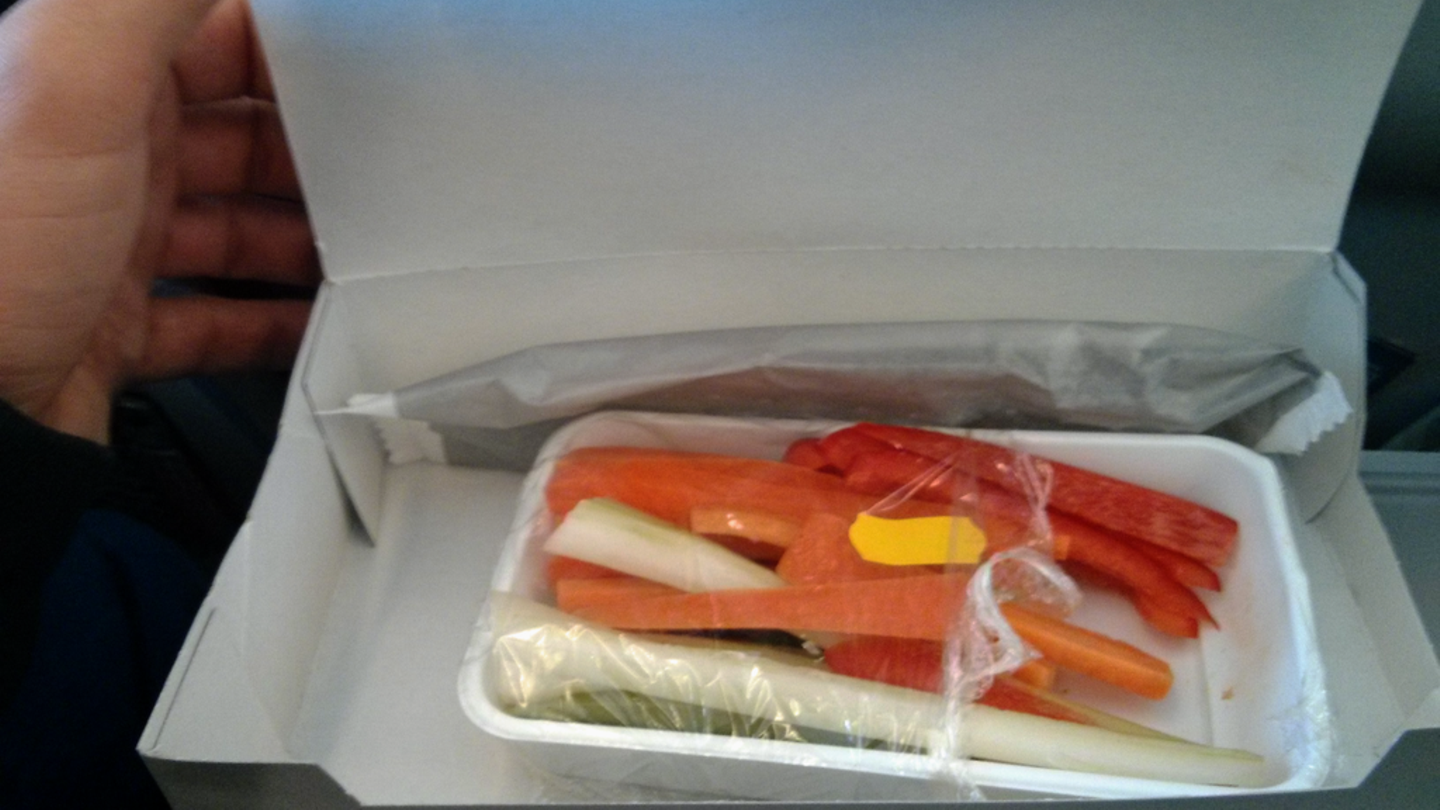 Das versteht die griechische Fluggesellschaft Aegean Airlines unter einer vegetarisch-orientalischen Mahlzeit: Gemüsesticks.
