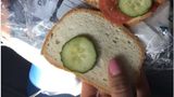 Was für ein Sandwich! Die Twitter-Userin wünscht sich sogar das Rezept von Delta-Airlines. Alles natürlich ironisch gemeint. Das Gurken-Tomaten-Brot, das auf dem Flug von Dubai nach New York serviert wurde, ist einfach nur schlimm.