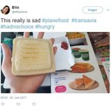 Bei der niederländischen Billigfluggesellschaft Transavia Airlines muss man fürs Essen zahlen. Ob das so eine gute Idee ist? Diese Passagierin hatte einfach Hunger und wählte aus dem Boardmenü ein getoastetes Käse-Schinken-Sandwich. Das sah leider alles andere als gut aus. "Das ist wirklich traurig", schrieb sie auf Twitter und postete ein Bild von dem unappetitlichen Sandwich.