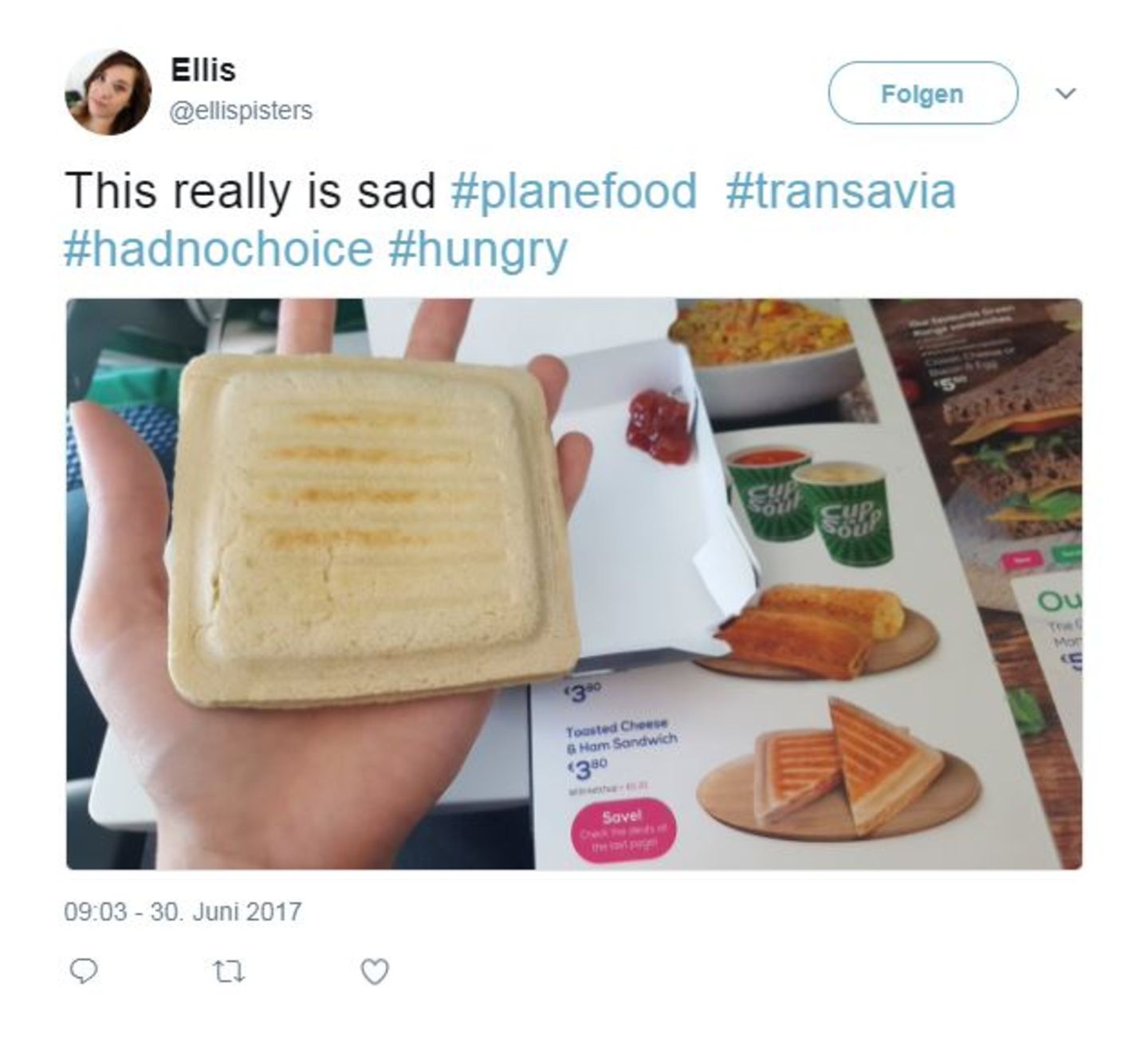 Flugzeugessen: Bei der niederländischen Billigfluggesellschaft Transavia Airlines muss man fürs Essen zahlen. Ob das so eine gute Idee ist? Diese Passagierin hatte einfach Hunger und wählte aus dem Boardmenü ein getoastetes Käse-Schinken-Sandwich. Das sah leider alles andere als gut aus. "Das ist wirklich traurig", schrieb sie auf Twitter und postete ein Bild von dem unappetitlichen Sandwich. Bei der niederländischen Billigfluggesellschaft Transavia Airlines muss man fürs Essen zahlen. Ob das so eine gute Idee ist? Diese Passagierin hatte einfach Hunger und wählte aus dem Boardmenü ein getoastetes Käse-Schinken-Sandwich. Das sah leider alles andere als gut aus. "Das ist wirklich traurig", schrieb sie auf Twitter und postete ein Bild von dem unappetitlichen Sandwich.