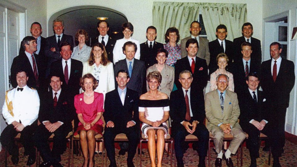Ehemalige Köchin der Royals enthüllt: Carolyn Robb (obere Reihe, weiße Bluse) mit Prinz Charles, Lady Diana und dem Personal Carolyn Robb (obere Reihe, weiße Bluse) mit Prinz Charles, Lady Diana und dem Personal