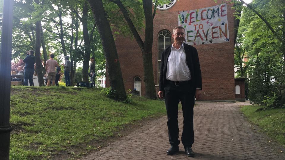 G20 in Hamburg: Sieghard Wilm ist Pastor der St. Pauli Kirche, die in unmittelbarer Nähe zum Fischmarkt am Hafen liegt. Für die Gipfeltage setzt er auf "fromme Frechheit". Sieghard Wilm ist Pastor der St. Pauli Kirche, die in unmittelbarer Nähe zum Fischmarkt am Hafen liegt. Für die Gipfeltage setzt er auf "fromme Frechheit".