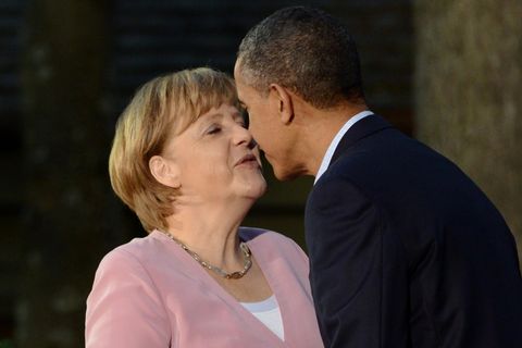 Bundeskanzlerin Merkel und der damalige US-Präsident Obama begrüßen sich mit einem Wangenkuss