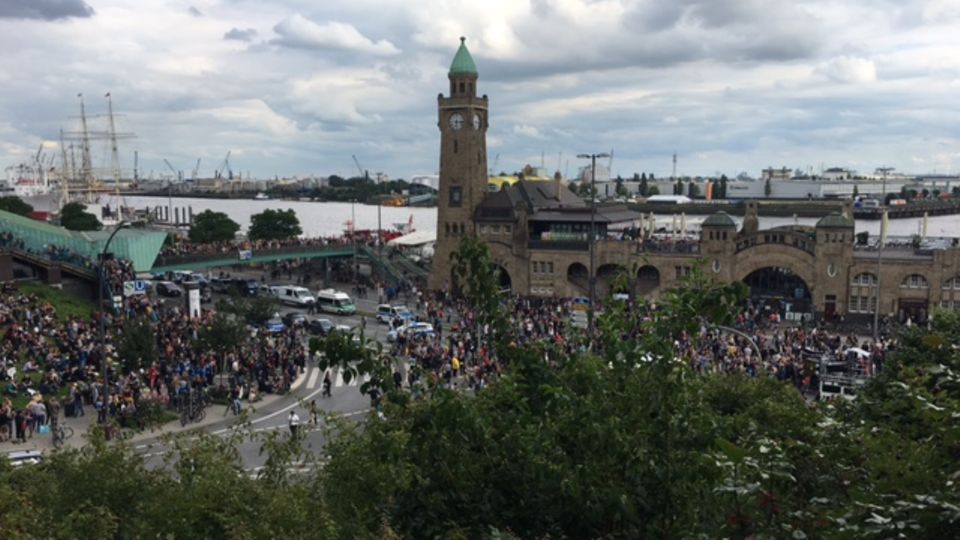 G20-Gipfel in Hamburg Friedlicher Protest an den Hamburger Landungsbrücken: Demonstranten versammeln sich am Mittwochabend unter dem Motto "Lieber tanz' ich als G20"