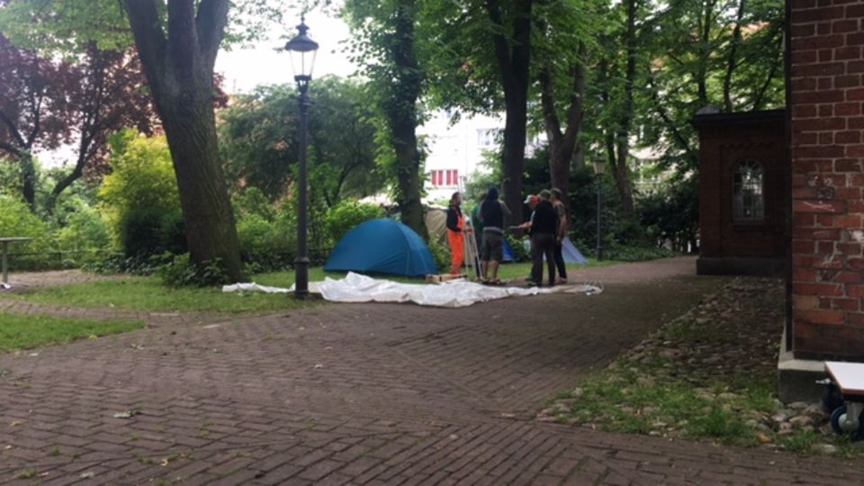 G20-Gipfel in Hamburg G20-Demonstranten bauen Zelte auf dem Kirchhof auf, um dort zu übernachten