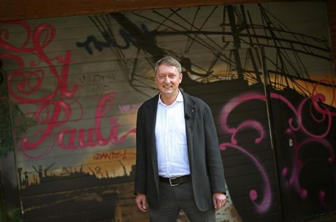 Einige Hamburger Pastoren lassen G20-Demonstranten auf den Kirchhöfen zelten - wie auch St. Pauli-Pastor Sieghard Wilm: "Die Menschen müssen ja irgendwo unterkommen"