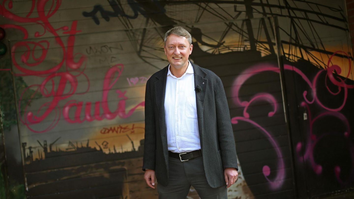 Einige Hamburger Pastoren lassen G20-Demonstranten auf den Kirchhöfen zelten - wie auch St. Pauli-Pastor Sieghard Wilm: "Die Menschen müssen ja irgendwo unterkommen"