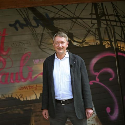 Einige Hamburger Pastoren lassen G20-Demonstranten auf den Kirchhöfen zelten - wie auch St. Pauli-Pastor Sieghard Wilm: "Die Menschen müssen ja irgendwo unterkommen"