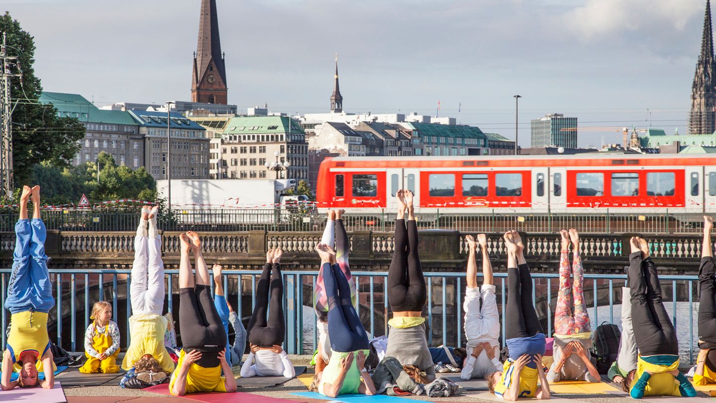 Yoga auf der Kennedy-Brücke