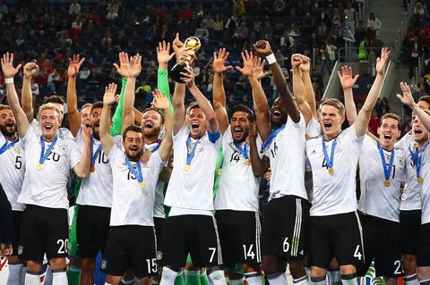 Fifa-Ranking:: Die deutsche Mannschaft jubelt mit dem Pokal