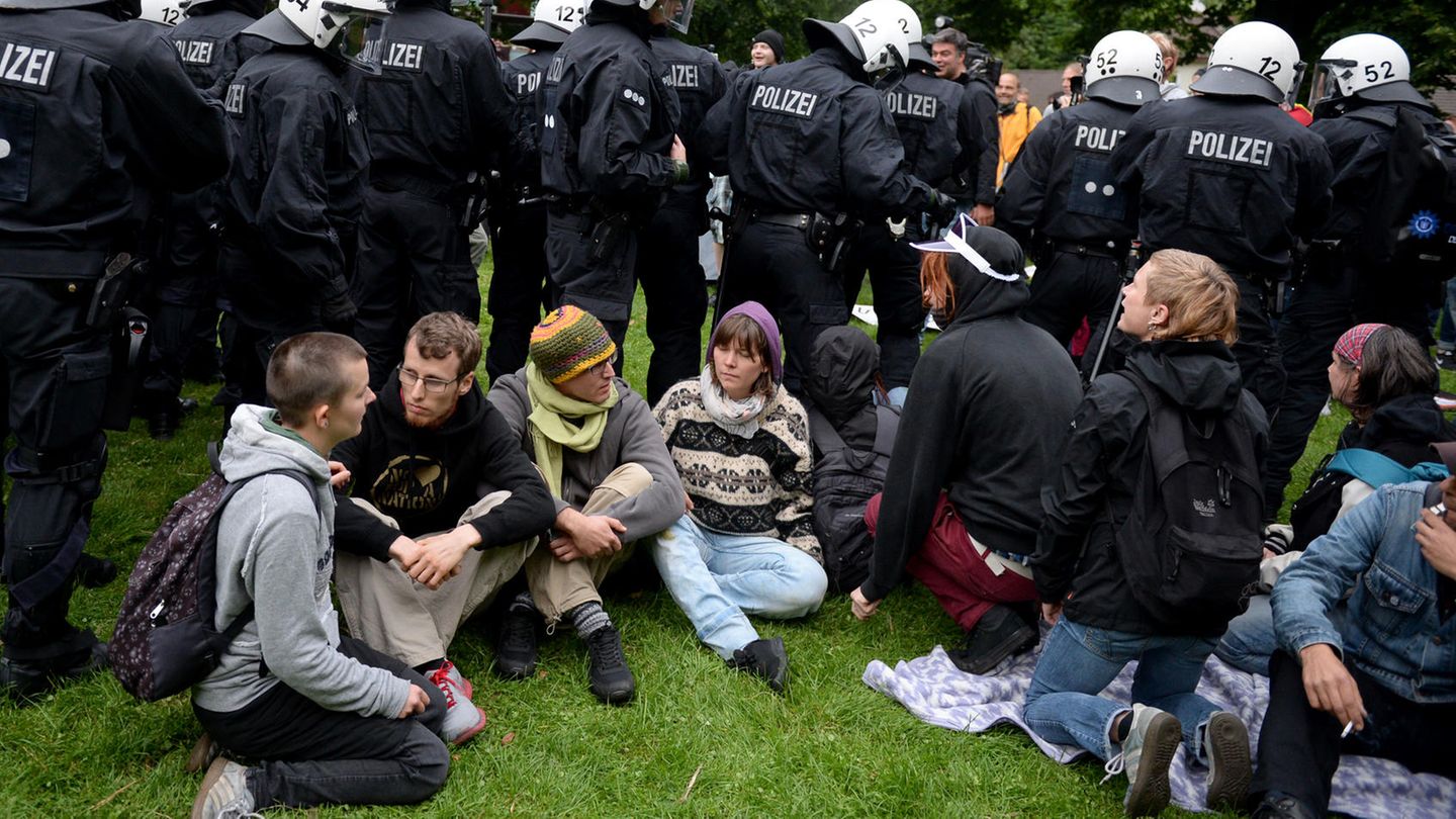 Polizisten räumen in Hamburg ein G20-Protestcamp in einem Park im Stadtteil Altona
