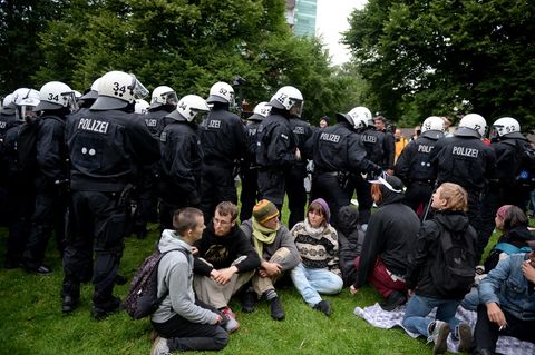 Polizisten räumen in Hamburg ein G20-Protestcamp in einem Park im Stadtteil Altona