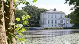 Ein Polizeiboot liegt vor dem Gästehaus des Senats am Feenteich nahe der Alster. In dem Haus soll während des G20-Gipfels der US-Präsident Trump untergebracht sein.