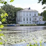 Ein Polizeiboot liegt vor dem Gästehaus des Senats am Feenteich nahe der Alster. In dem Haus soll während des G20-Gipfels der US-Präsident Trump untergebracht sein.