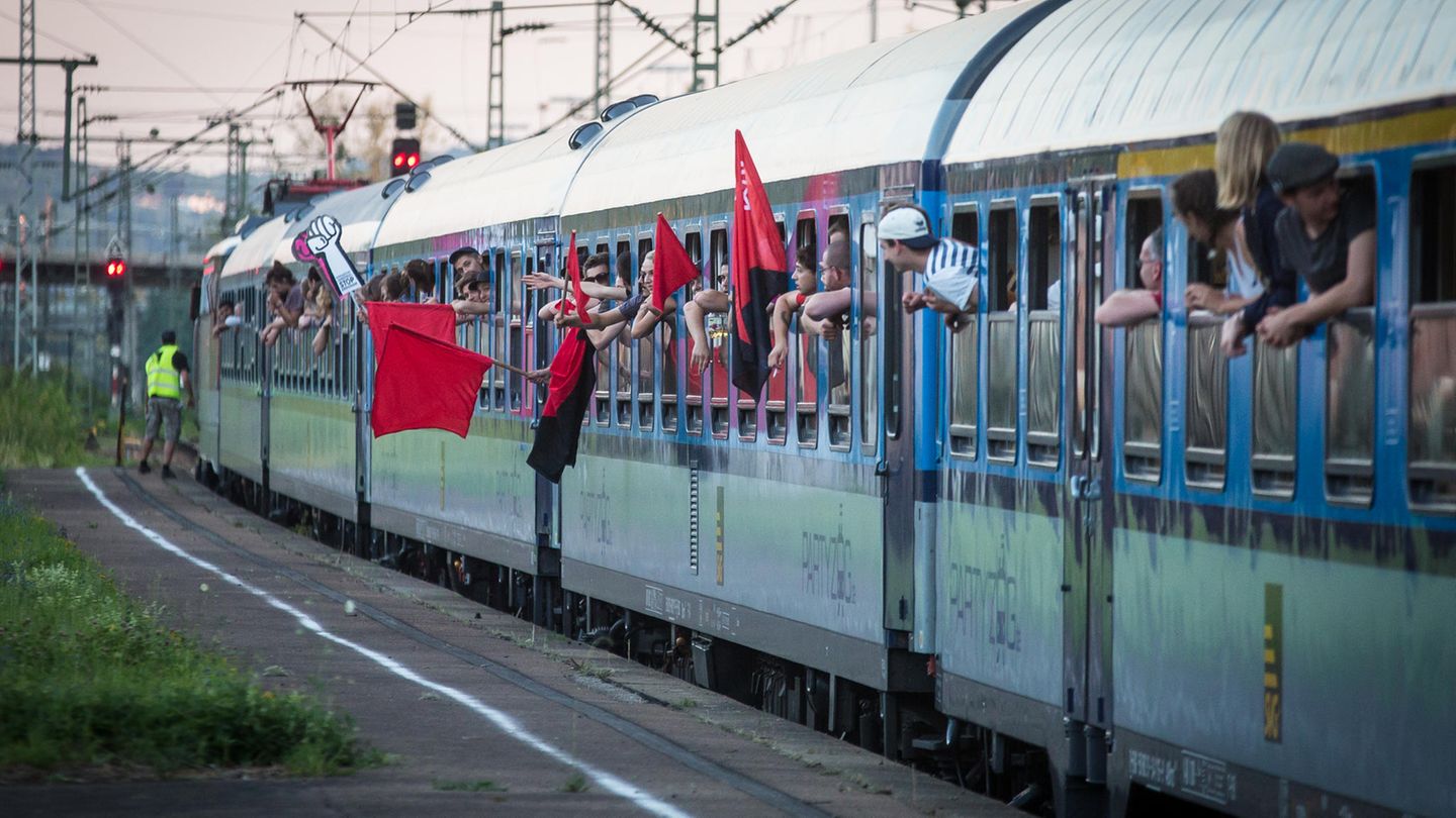 Auf dem Weg nach Hamburg: Ein Protest-Sonderzug fährt am Mittwoch in den Bahnhof von Kornwestheim in Baden-Württemberg ein, um dort weitere G20-Gegner aufzunehmen.