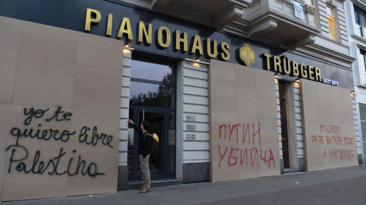Das altehrwürdige Pianohaus Trübger steht mitten im Schanzenviertel und hat zur Sicherheit seine Fenster verriegelt. In dem Stadtteil werden die heftigsten Proteste gegen den G20-Gipfel erwartet. Die Messehallen, in denen getagt wird, befinden sich in unmittelbarer Nähe.
