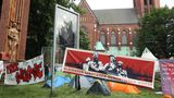 Blockieren - sabotieren - demontieren: Banner bei einem Zeltlager vor der Johanniskirche in Hamburg