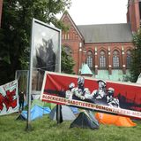Blockieren - sabotieren - demontieren: Banner bei einem Zeltlager vor der Johanniskirche in Hamburg