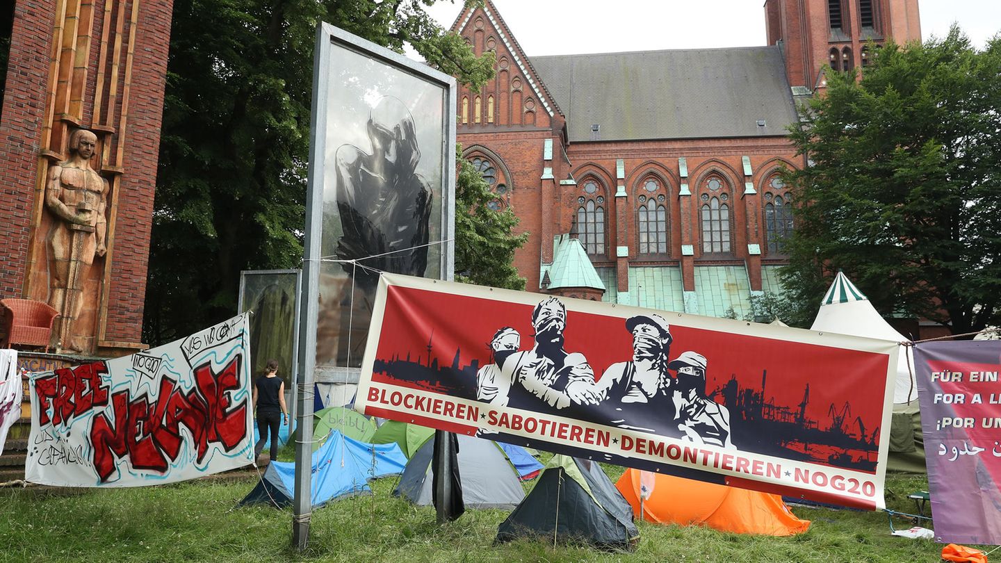 Blockieren - sabotieren - demontieren: Banner bei einem Zeltlager vor der Johanniskirche in Hamburg