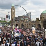 Demonstranten versammeln sich am Mittwochnachmittag an den Landungsbrücken im Hafen der Stadt