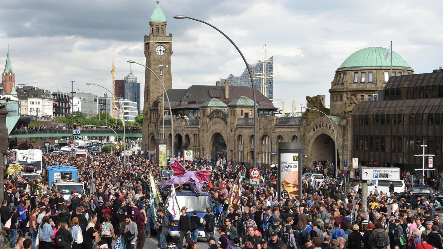 Demonstranten versammeln sich am Mittwochnachmittag an den Landungsbrücken im Hafen der Stadt