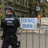 "Langweilig, oder ...?" - Botschaft an einen Wache schiebenden Polizisten im an das Messegelände angrenzende Karolinenviertel