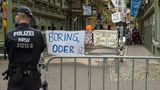 "Langweilig, oder ...?" - Botschaft an einen Wache schiebenden Polizisten im an das Messegelände angrenzende Karolinenviertel