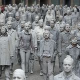 Eine Performance mit Hunderten grauen Gestalten mitten in der City beeindruckt die Hamburger am Mittwoch und gibt den Zuschauern zu denken. Ein Sinnbild für die Kapitulation der Gesellschaft vor den großen Problemen der Welt, so die Organisatoren.