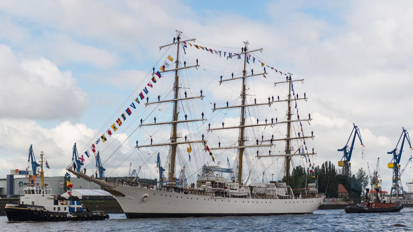 Das argentinische Segelschulschiff "Libertad" läuft am Mittwoch in den Hafen ein und macht an der Überseebrücke an den Landungsbrücken fest. Am 1. Dezember 2017 übernimmt Argentinien die G20-Präsidentschaft von Deutschland.