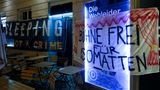 G20-Gegner haben vor dem Deutschen Schauspielhaus Transparente mit der Aufschrift "Sleeping is not a crime" ("Schlafen ist kein Verbrechen") und "Bühne frei für Isomatten" aufgehängt. Über einhundert Gipfelgegner haben eine Übernachtungsmöglichkeit in dem Theater bekommen. 