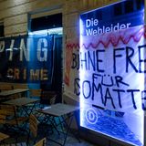 G20-Gegner haben vor dem Deutschen Schauspielhaus Transparente mit der Aufschrift "Sleeping is not a crime" ("Schlafen ist kein Verbrechen") und "Bühne frei für Isomatten" aufgehängt. Über einhundert Gipfelgegner haben eine Übernachtungsmöglichkeit in dem Theater bekommen. 