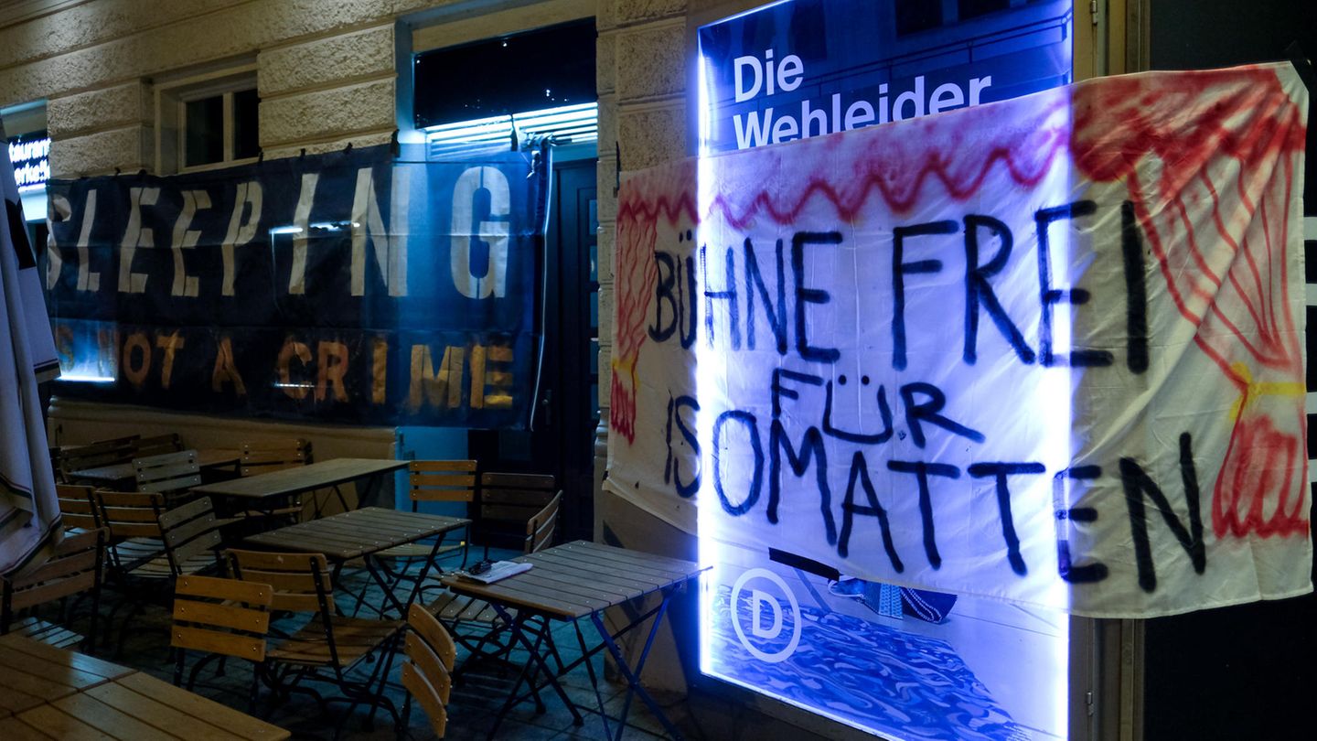 G20-Gegner haben vor dem Deutschen Schauspielhaus Transparente mit der Aufschrift "Sleeping is not a crime" ("Schlafen ist kein Verbrechen") und "Bühne frei für Isomatten" aufgehängt. Über einhundert Gipfelgegner haben eine Übernachtungsmöglichkeit in dem Theater bekommen. 