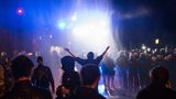 Ein Wasserwerfer der Polizei spritzt am Neuen Pferdemarkt im Stadtteil St. Pauli Wasser auf eine Menschenmenge. Hunderte Menschen hielten sich hier am Dienstagabend auf der Straße auf und behinderten den Verkehr, ehe die Polizei begann, den Neuen Pferdemarkt zu räumen. 