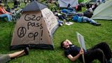 G20-Gegner haben ein Protestcamp aus Zelten im Volkspark Altona aufgestellt und sich dort schlafen gelegt.