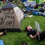 G20-Gegner haben ein Protestcamp aus Zelten im Volkspark Altona aufgestellt und sich dort schlafen gelegt.