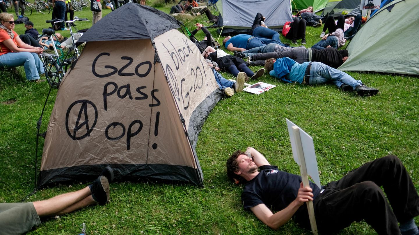 G20-Gegner haben ein Protestcamp aus Zelten im Volkspark Altona aufgestellt und sich dort schlafen gelegt.