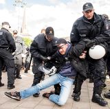 Polizisten räumen am Sonntag vor dem Gipfel auf dem Rathausmarkt eine Demonstration für ein Protestcamp. Wenige Tage vor dem Treffen der führenden Staats- und Regierungschefs haben tausende Menschen gegen den Kohleausstiegund für einen fairen Welthandel demonstriert. 