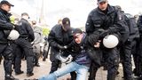 Polizisten räumen am Sonntag vor dem Gipfel auf dem Rathausmarkt eine Demonstration für ein Protestcamp. Wenige Tage vor dem Treffen der führenden Staats- und Regierungschefs haben tausende Menschen gegen den Kohleausstiegund für einen fairen Welthandel demonstriert. 