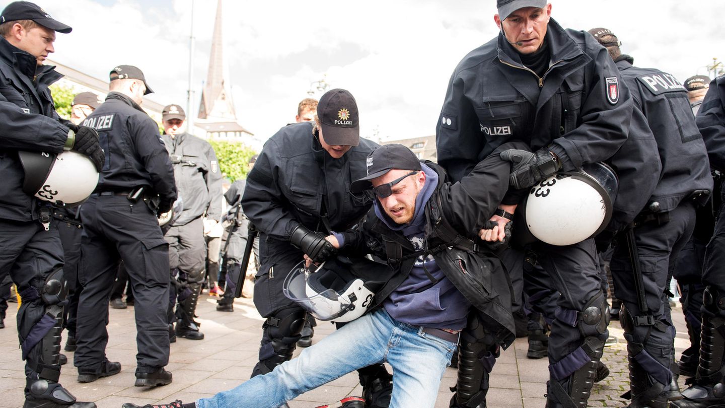 Polizisten räumen am Sonntag vor dem Gipfel auf dem Rathausmarkt eine Demonstration für ein Protestcamp. Wenige Tage vor dem Treffen der führenden Staats- und Regierungschefs haben tausende Menschen gegen den Kohleausstiegund für einen fairen Welthandel demonstriert. 